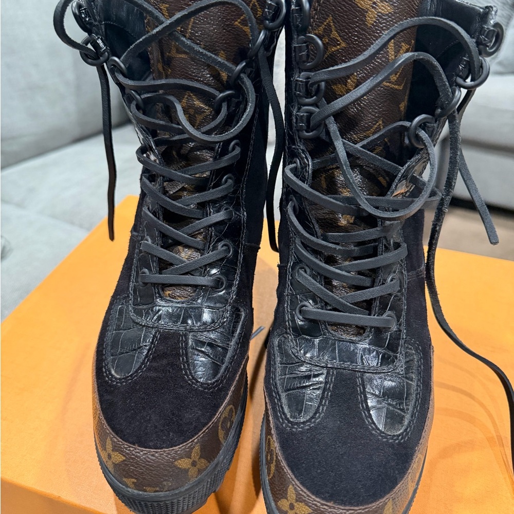Authentic… Louis Vuitton Black and Brown Lace Up Boots - Picture 11 of 14